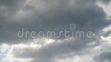 美丽的白云在一个深蓝的背景下，随着时间的流逝，在屏幕上翱翔。